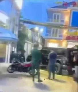 #网友反馈：🇰🇭木牌1号路和平酒店 被警察包围了 现在下面全部是警察
